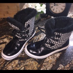 Houndstooth Duck Boots Size 8
